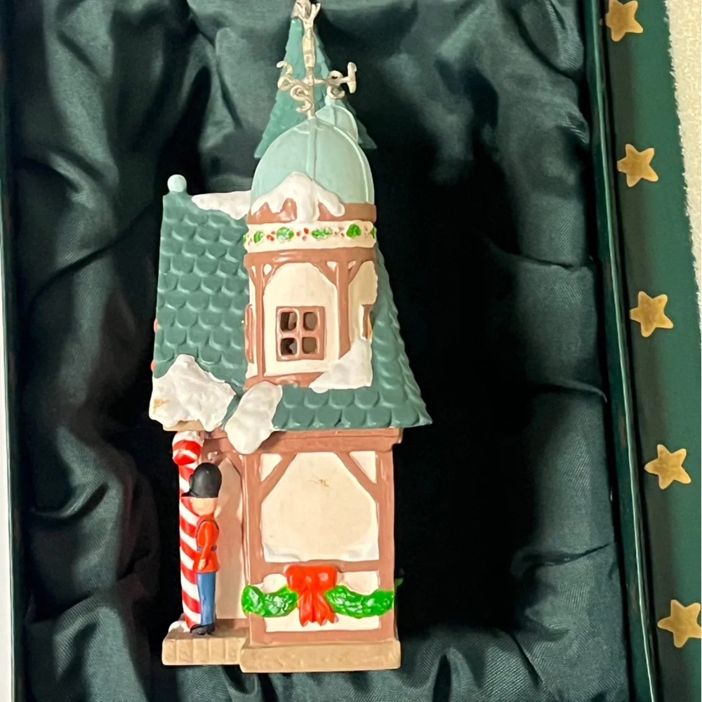 1997 RETIRED Santa’s House #1 Santa’s Neighborhood Series DONNA LEE Ornament DL4